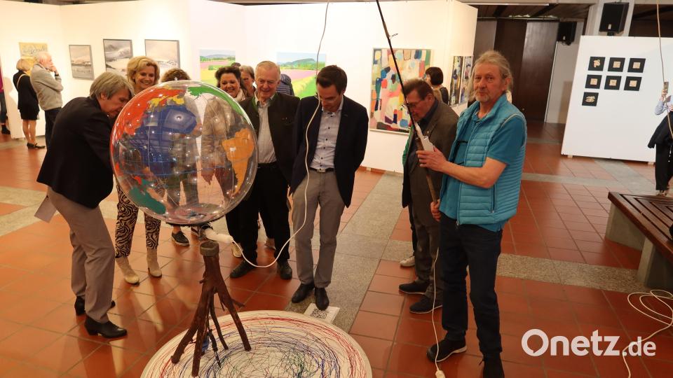 Der Globus als Teil des kinetischen Objekts von Tone Schmid wird von einem verästelten Wurzelholz getragen, das symbolhaft für die Natur als Ganzes steht. Bild: Kunz