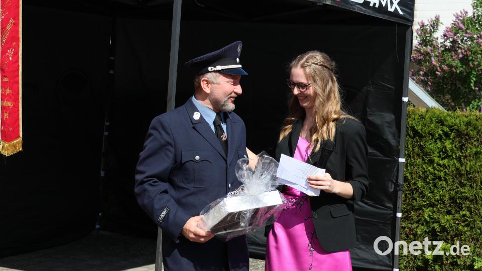 Anschließend dankte Fahrzeugpatin Eva Hübner Ulli Preißinger für sein Durchhaltevermögen und seinen Einsatz für das Fahrzeugprojekt. Bild: rpp
