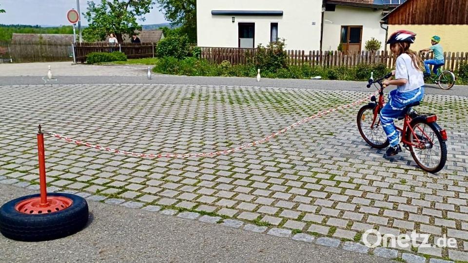 Mit der Kette in einer Hand und im gleichbleibenden Abstand den Autoreifen umkreisen, war eine Herausforderung. Bild: RV Elbart