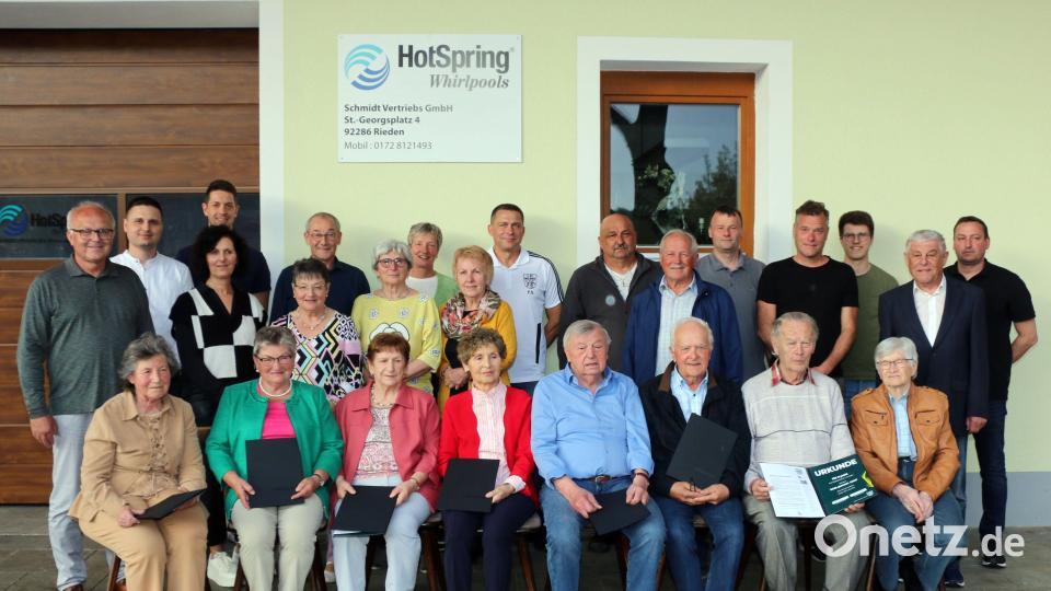 Bei der Mitgliederehrung war auch Riedens Bürgermeister Erwin Geitner (Vierter von links hinten) mit dabei. Bild: gau