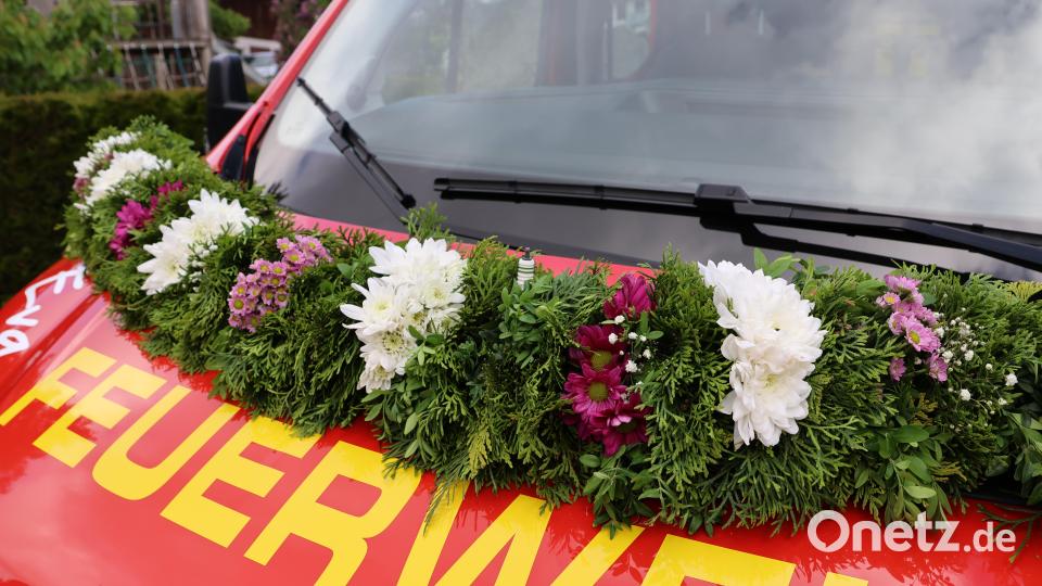 Die symbolträchtige Zündkerze steckte er dann in die Blumengirlande des Fahrzeugs. Bild: rpp