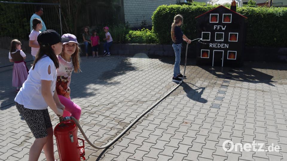 Die Kinder hatten beim Parcour der Kinderfeuerwehr eine große Freude Bild: mrr
