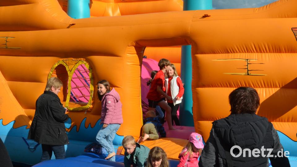 Eine Hüpfburg kommt bei den kleinen Gästen immer gut an. Bild: dob