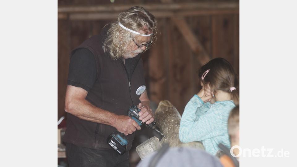 Museumspädagoge Walter Bauer lässt sich beim Bau eines Wildbienenhotels zuschauen. Bild: Hirsch