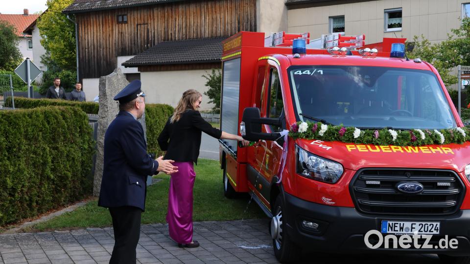 Eva Hübner taufte das neue Tragspritzenfahrzeug auf den Namen „EVA“. Bild: rpp