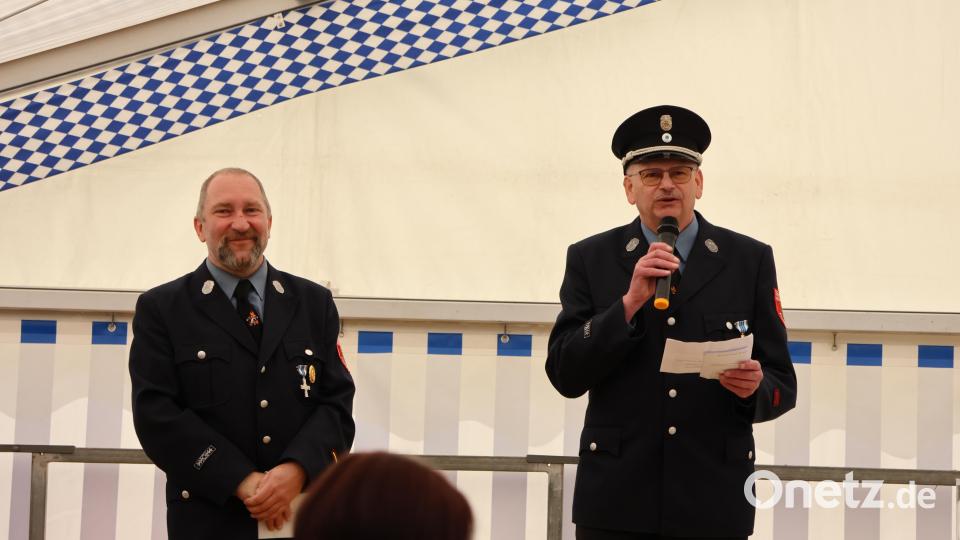 Kommandant Ulli Preißinger und Vorstand Jürgen Gebhardt begrüßten die Gäste aus Nah und Fern und dankten für die Unterstützung. Bild: rpp