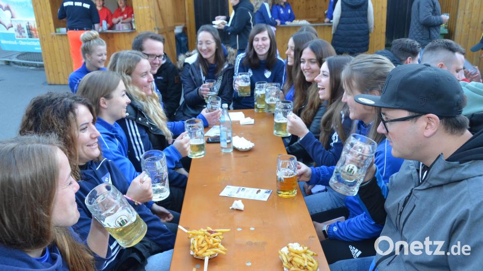 Während die einen SV-Fußballer arbeiten, feiern die anderen fröhlich ab. Bild: dob