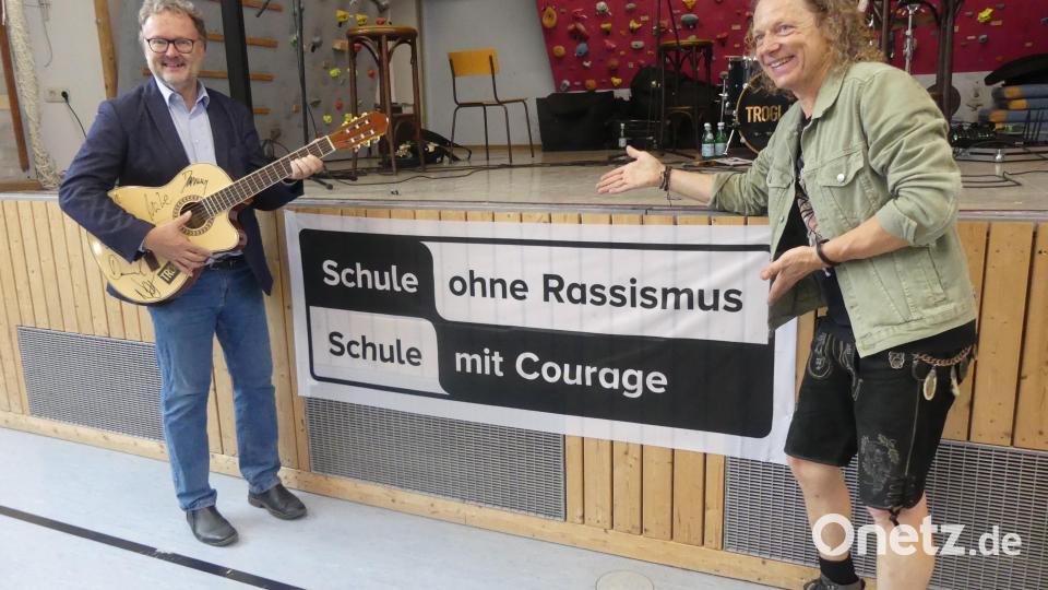 Als Jubiläumspräsent übergab „Domml“ an Rektor Bodensteiner eine Toglauer-Gitarre. Bild: Walther Hermann [rn]