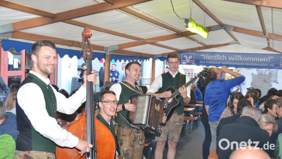 Zünftig spielten die vier Musikanten von &quot;Vogelwüd&quot; auf. Bild: dob