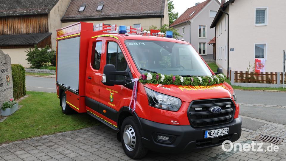 Das neue Tragspritzenfahrzeug der Feuerwehr Filchendorf war mit Blumen geschmückt und konnte mit seiner Ausstattung überzeugen. Bild: rpp