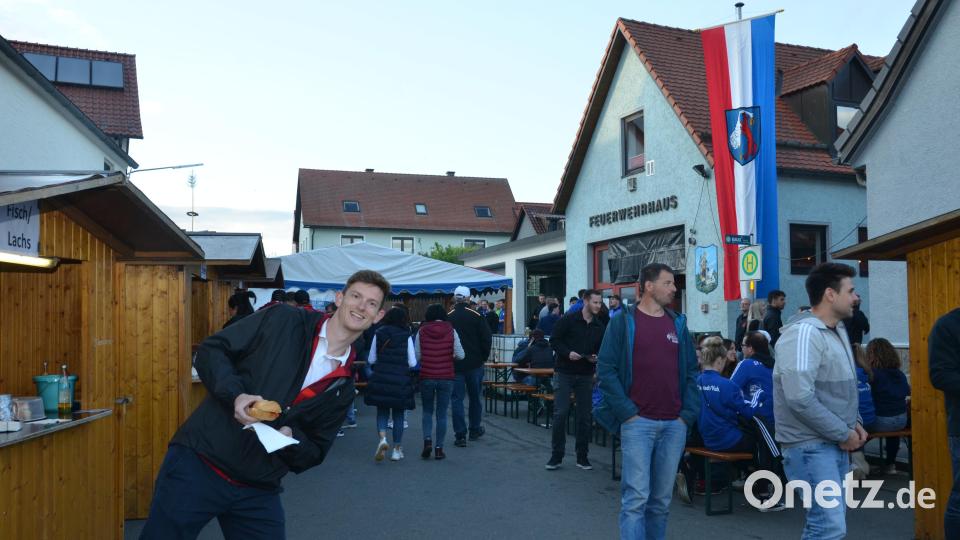 Ein Fest wie man es sich vorstellt. Da kann auch der ein oder andere Gewitterschauen nicht trüben. Die Besucher hatten beste Stimmung. Bild: dob