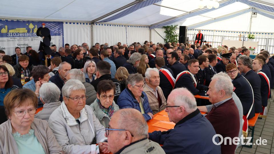 Das Festzelt war bis auf den letzten Platz gefüllt. Weitere Tische mussten außerhalb aufgestellt werden. Bild: rpp