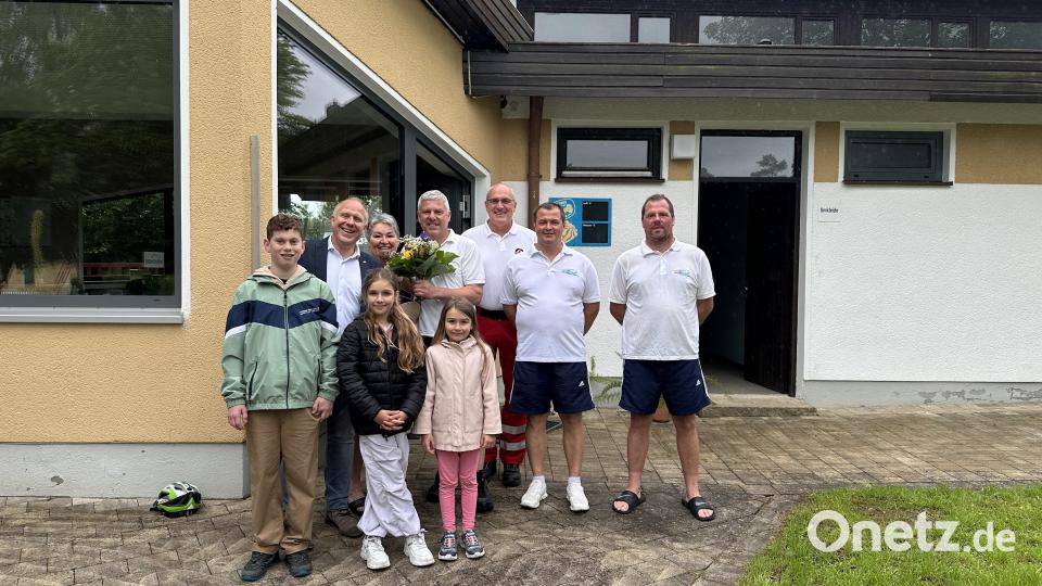 Um 14 Uhr wurde das Bad eröffnet, um 12.30 Uhr nach der Schule standen die ersten Kinder bereits an der Kasse an, das Warten wurde mit einer Jahreskarte fürs Naturbad belohnt:
Von links nach rechts: vorne Vinczent Eichenmüller, Lotta Müller, Paula Müller, dahinter von links Bgm Marcus Eichenmüller, Oma Ingrid Müller, Nobert Weiß (Bademeister, Badleiter), Michael Schmidt (Wasserwacht Hirschau/Schnaittenbach), Mirco Lammel (Bademeister), Daniel Oheinski Bild: e