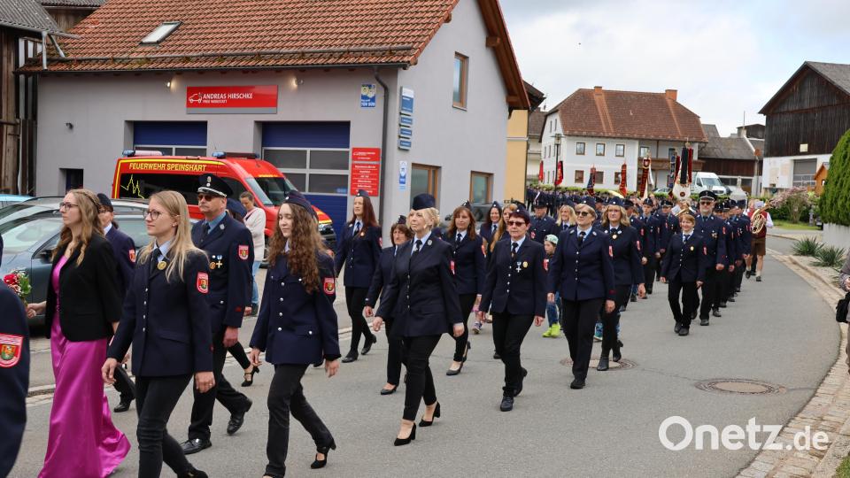 Die Freiwillige Feuerwehr Filchendorf feierte anlässlich der Fahrzeugsegnung ihres neuen Tragspritzenfahrzeugs. Viele Gäste der befreundeten Feuerwehren gaben sich die Ehre. Auch Kirchenvorstand und Mitglieder des Stadtrates Neustadt am Kulm zogen zum Gottesdienst in das Festzelt ein. Bild: rpp