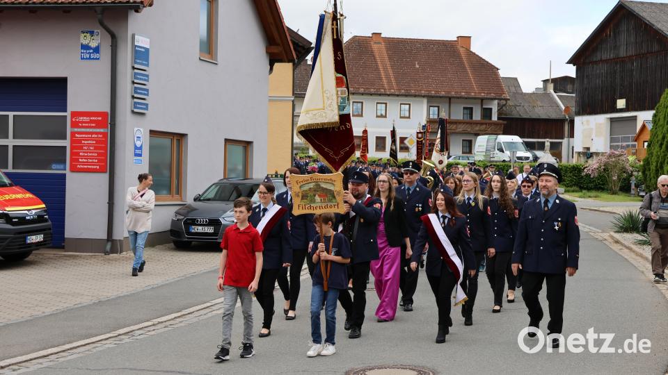 Die Freiwillige Feuerwehr Filchendorf feierte anlässlich der Fahrzeugsegnung ihres neuen Tragspritzenfahrzeugs. Viele Gäste der befreundeten Feuerwehren gaben sich die Ehre. Auch Kirchenvorstand und Mitglieder des Stadtrates Neustadt am Kulm zogen zum Gottesdienst in das Festzelt ein. Bild: rpp