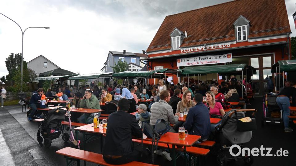 Dunkle Wolken hingen über dem Pirker Feuerwehrhaus, was aber die Besucher nicht davon abhielt, mit der Feuerwehr Pirk zu feiern. Bild: kki