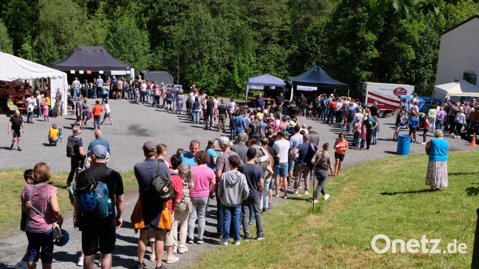 Wer etwas zu essen haben will, muss Geduld mitbringen. Vor dem Verkaufsständen, vor allem beim Schweinebraten, bilden sich lange Schlangen. Bild: le