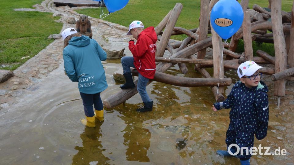 Kinder genossen den neuen Wasserspielplatz trotz Regens. Bild: jr