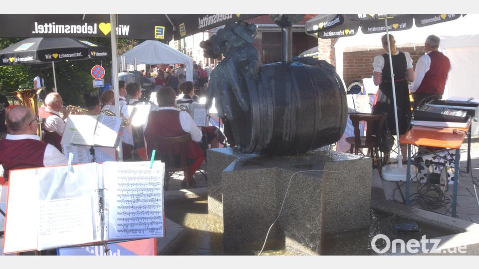 Rund ums Zoigldenkmal postiert begeistern Sonntag die Stadtkapelle und am Montag die Neuhauser Boum die Gäste. Bild: fz