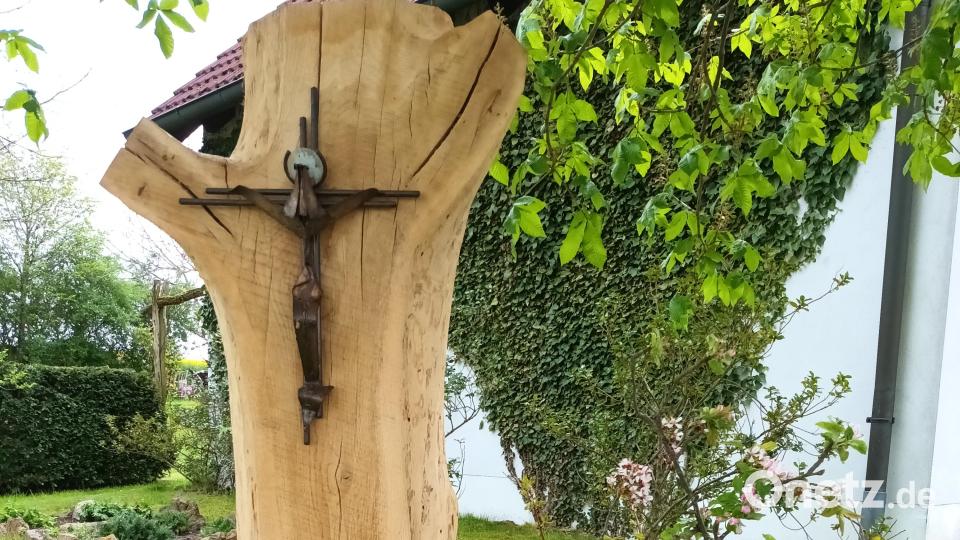 Am Ebersbacher Kirchenweg steht seit einem Jahr ein besonderes Kreuz, dessen Herkunft lange ungewiss gewesen ist. Bild: rha