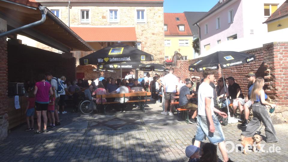 Der Festplatz am Zoigldenkmal gefällt den Besuchern. Bild: fz