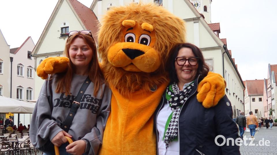 Lions-Club Leo verkauft Lose zugunsten des SOS-Kinderdorfs in Immenreuth. Bild: Kunz