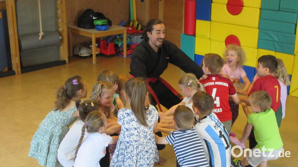 Beim Selbstbehauptungskurs im Kinderhaus St. Marien Krummennaab lernten die Buben und Mädchen unter anderem, wie man neuen Mut fasst. Bild: Kinderhaus St. Marien Krummennaab/exb