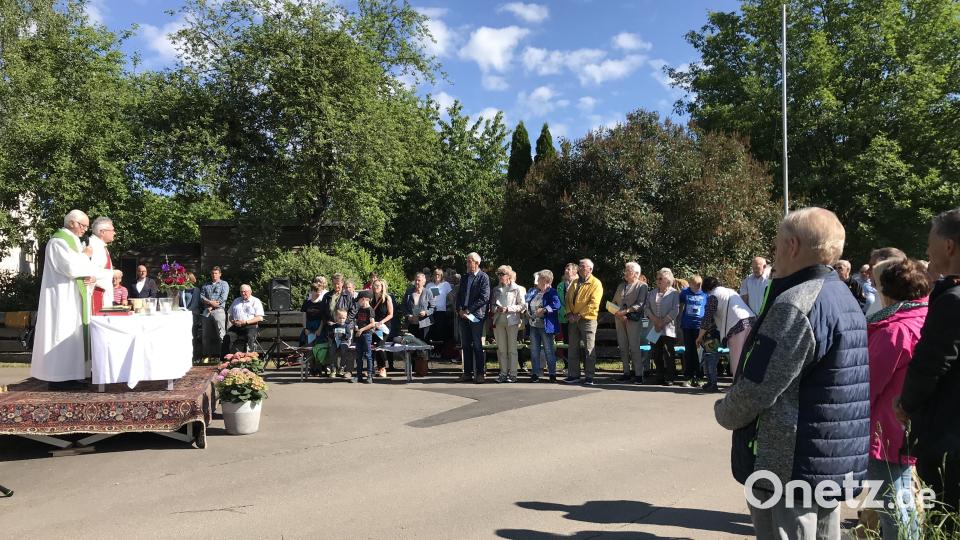 Unzählige Gläubige nehmen am Gottesdienst im Freien in Kümmersbuch teil, den der Ruhestandsgeistliche Hans Peter Heindl mit dem Diakon Dieter Gerstacker zelebriert. Bild: mma
