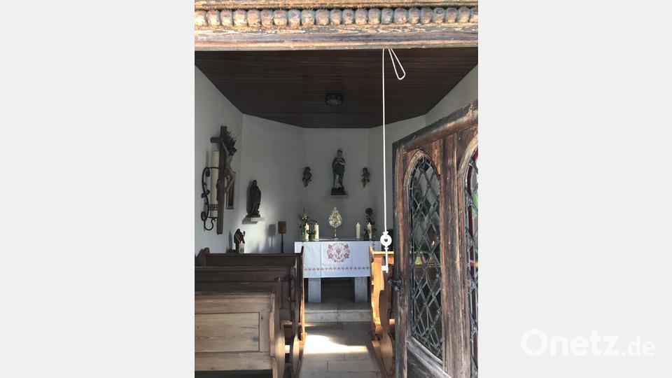 Während des Gottesdienstes war die Monstranz in der über 100 Jahre alten Kapelle der Familie Weiß in Kümmersbuch. Bild: mma
