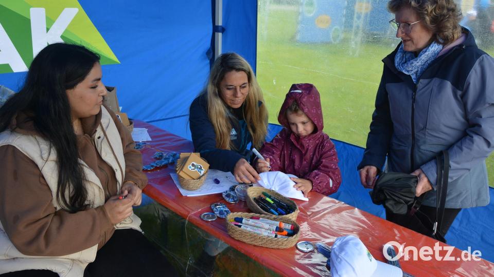 Im Rahmenprogramm konnten Kinder Käppis der Stadt Marktredwitz bemalen. Bild: jr