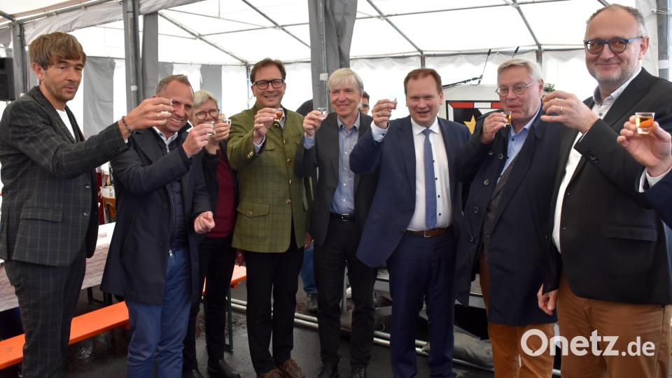 Die Ehrengäste wie Umweltminister Thorsten Glauber (Zweiter von links) sowie Bürgermeister Christian Porsch (Dritter von rechts) überzeugten sich von der Reinigungsleistung der Kläranlage und stießen auf einen effizienten Betrieb der Kläranlage an. Bild: Andreas Türk/exb