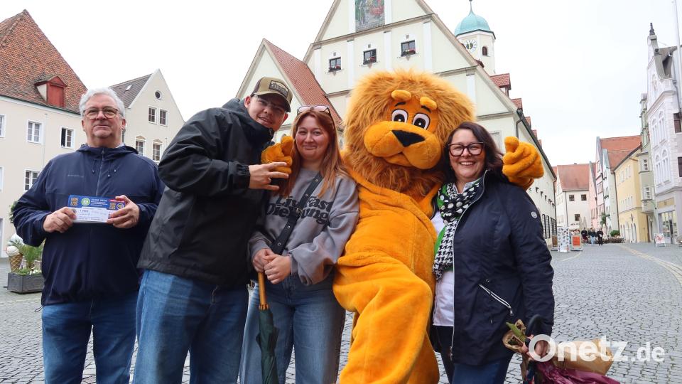 Der Löwe ist los. Hubert Schober und Lions-Präsident Leslaw Ostaszewski sammeln fürs SOS-Kinderdorf in Immenreuth. Bild: Kunz