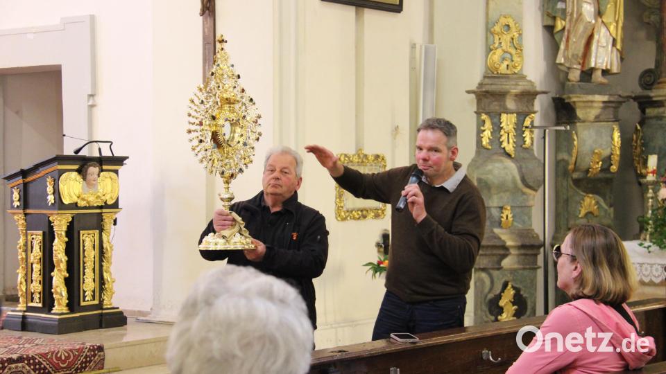Viele Details erfuhren die Interessierten bei der Kirchenführung von Alfons Scharnagl (Zweiter von links). Bild: prh