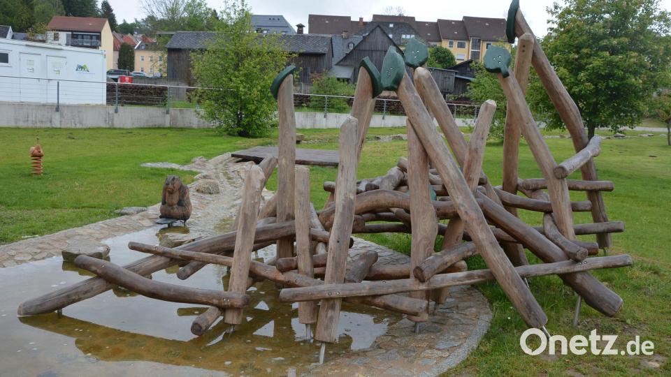 Eine Holzskulptur als Biberburg. Bild: jr