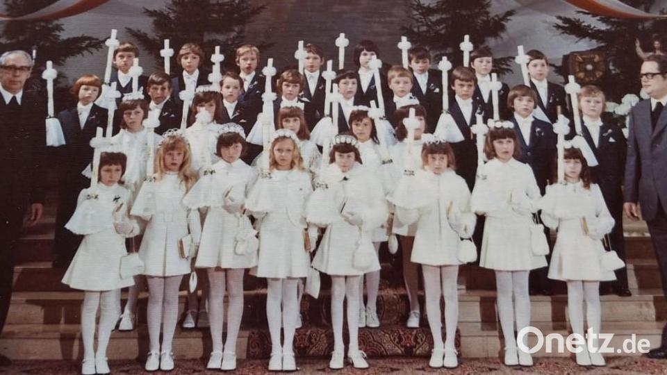Die Kommunionkinder von einst mit Pfarrer Rainer Gebauer (rechts) und Bischöflich Geistlichem Rat Wolfgang Traßl. Bild: Archiv Franz-Josef Pscherer/exb