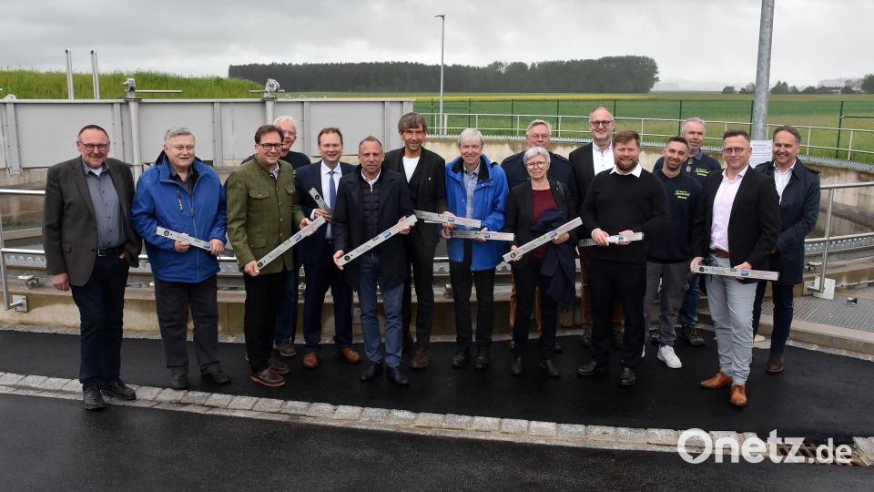 Im Beisein von Umweltminister Thorsten Glauber (Sechster von links) und zahlreichen weiteren Ehrengästen wurde die Kläranlage in Speichersdorf eingeweiht. Bild: Andreas Türk/exb