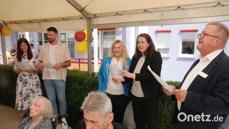 Das &quot;Procurand-Lied&quot; singen hier (von links) Pflegedienstleiterin Silvia Schmarander, ihr Vorgänger Johannes Feyerfeil (jetzt Fachreferent), die Geschäftsführerinnen Tanja Monski und Eileen Philipp sowie als Taktgeber Heimleiter Martin Preuß. Bild: ge