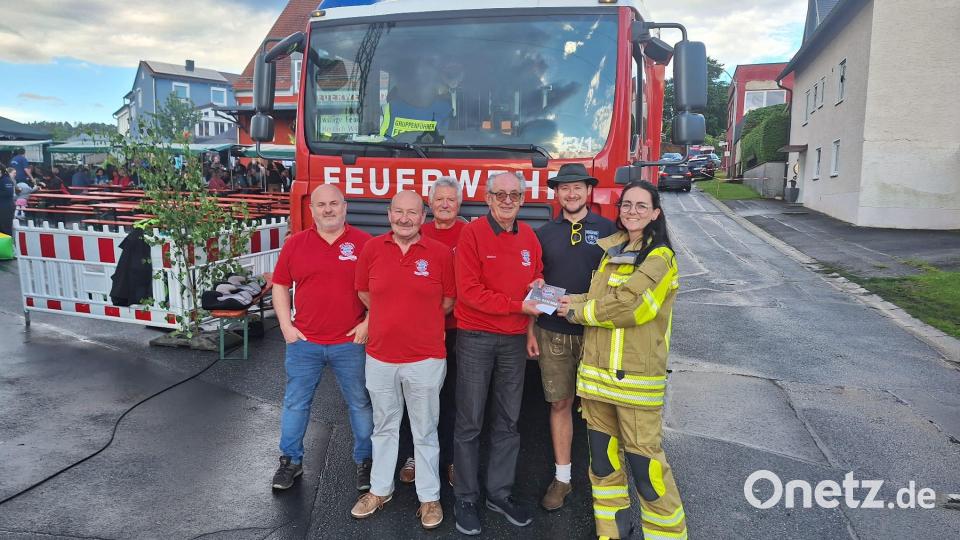 Leiterin der Jugendfeuerwehr Corinna Zintl (rechts) freut sich über die Spende von 500 Euro vom FC-Bayern-Stammtisch &quot;Mia san Mia&quot;. Bild: Corinna Zintl