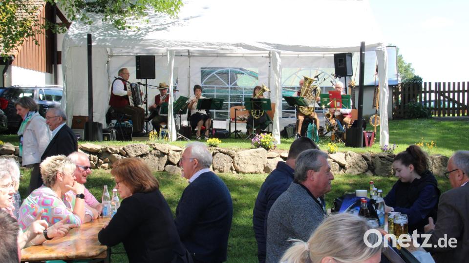 Das Gartenfest lockte am Pfingstmontag bei herrlichem Wetter viele Gläubige auf den Botzerberg. Die Störnsteiner Blasmusik präsentierte erstmals an dieser stelle den selbst komponierten Quirin-Marsch. Bild: prh