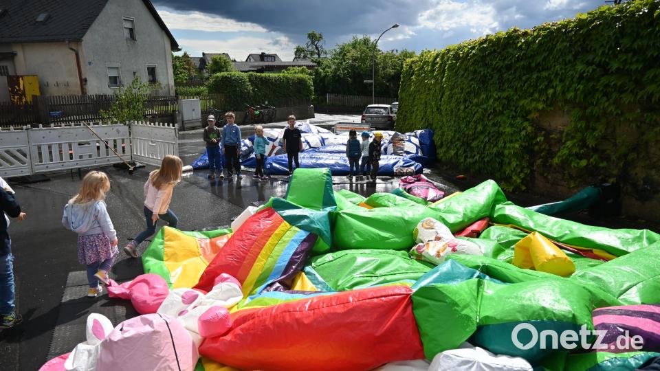 Den Hüpfburgen musste bei den Regenschauern die Luft ausgelassen werden, sehr zum Missfallen der kleinen Gäste. Bild: kki
