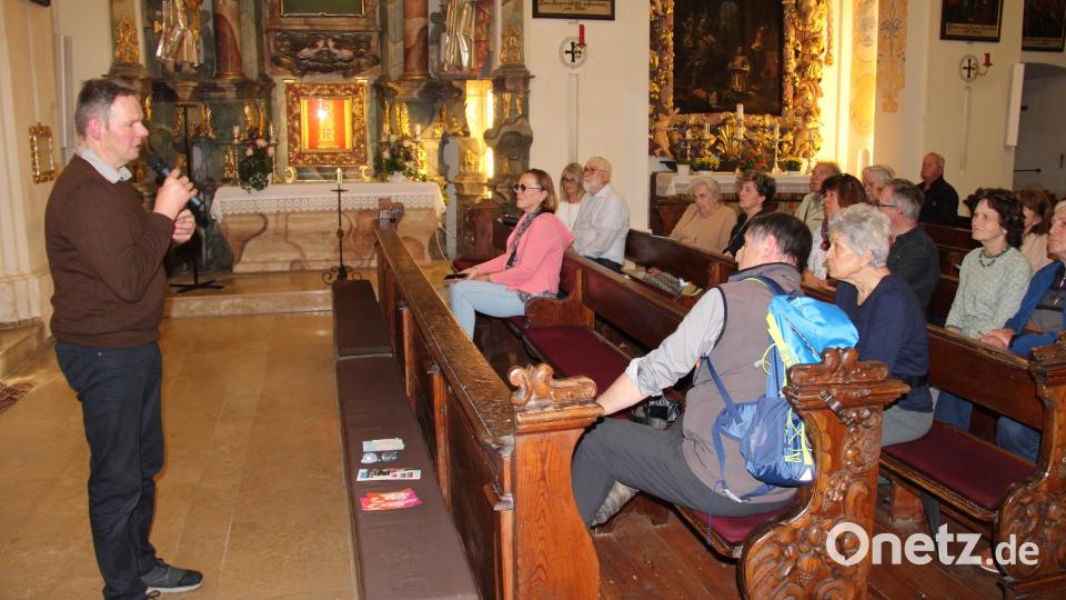 Viele interessante Details erfuhren die Interessierten bei der Kirchenführung von Alfons Scharnagl (links). Bild: prh