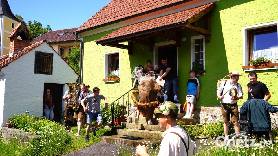 Der Lennesriether Pfingstschwanz wird mit Wasser begossen. Bild: fvo