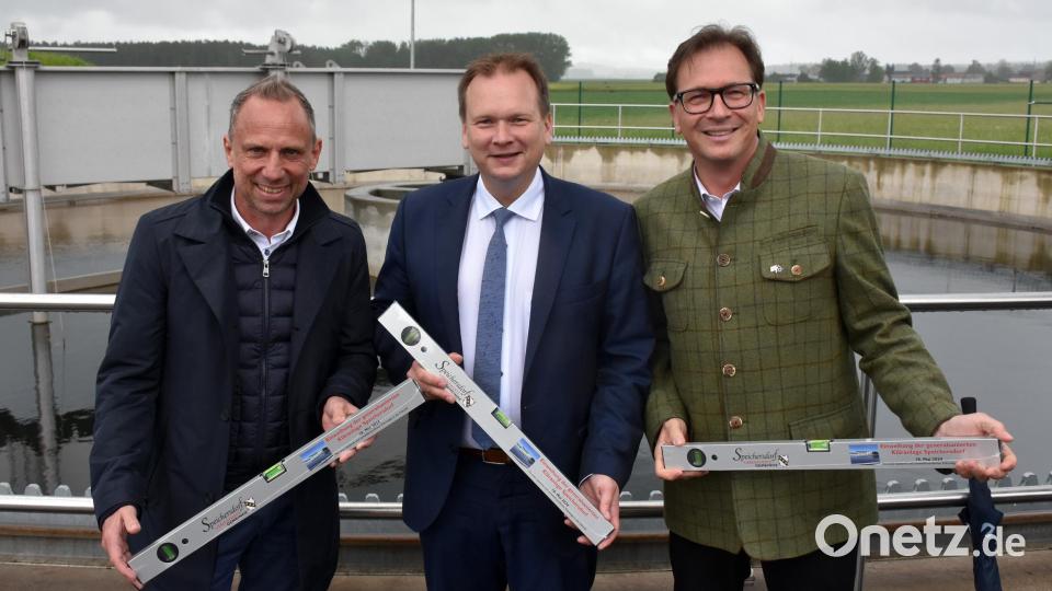 Umweltminister Thorsten Glauber, Bürgermeister Christian Porsch und Landtagsabgeordneter Franc Dierl (von links) bekräftigten die Bedeutung der Fortführung der RZWas-Förderung für Kommunen im Ländlichen Raum. Bild: Andreas Türk/exb