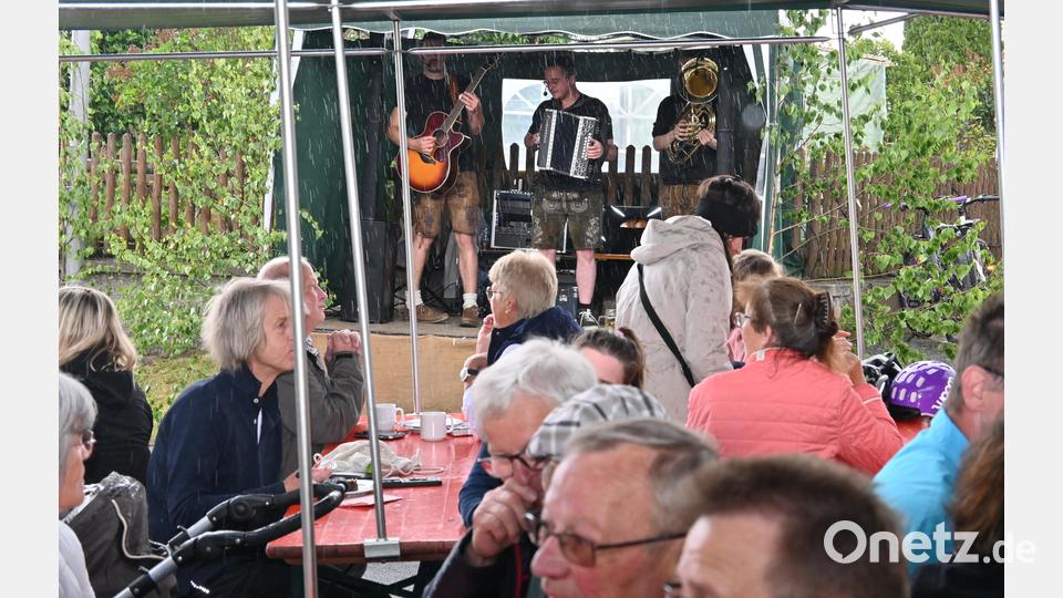 &quot;Die Bockerten&quot; spielten trotz heftiger Regengüsse munter weiter, bis sie sich in die Fahrzeughalle flüchten mussten. Bild: kki