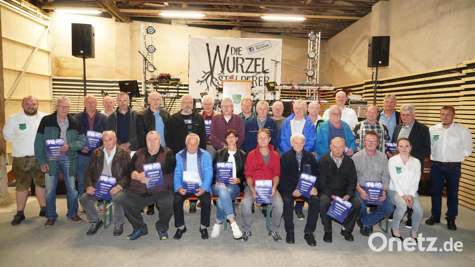 Der TSV Neualbenreuth zeichnete viele Mitglieder für ihre 50-jährige Treue zum Verein aus. Bild: Sebastian Bötzl/exb