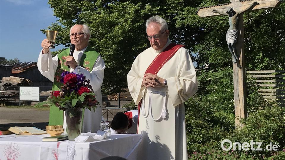 Der Ruhestandsgeistliche Hans Peter Heindl und Diakon Dieter Gerstacker zelebrierten am Freialtar in Kümmersbuch das so genannte Schaueramt. Bild: mma