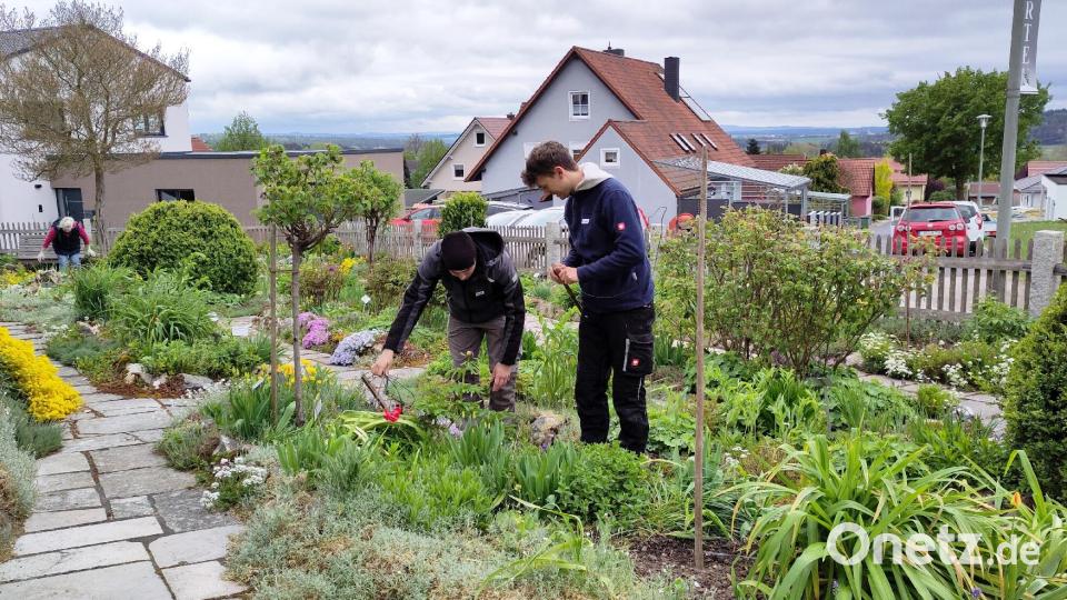 Beim Anlegen des Gartens. Bild: Christina Ponader/exb