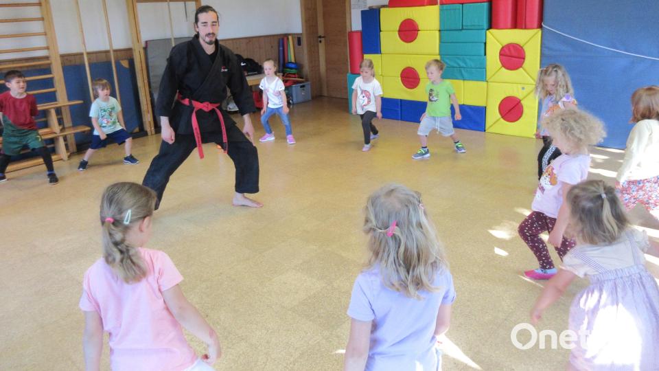 Beim Selbstbehauptungskurs im Kinderhaus St. Marien Krummennaab lernten die Buben und Mädchen unter anderem, wie man neuen Mut fasst. Bild: Kinderhaus St. Marien Krummennaab/exb