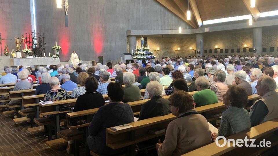 Die Einladung zur Seniorenmaiandacht in der Waldershofer Pfarrkirche Sankt Sebastian nahmen rund 600 Gläubige an. Bild: wro