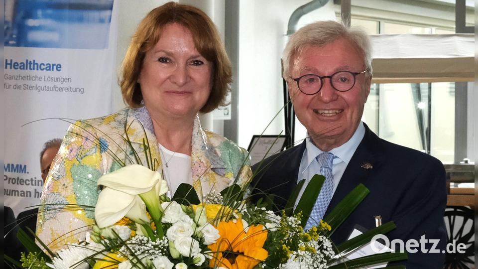 Die aus Nabburg stammende Kommunikationswissenschaftlerin Dr. Marion Felbel (links) ist entscheidend am Transformationsprozess der Münchner Medizin Mechanik beteiligt. Alleingesellschafter Michael Koller (rechts) überreichte ihr bei der Geburtstagsfeier als Dankeschön einen Blumenstrauß. Bild: Hirsch